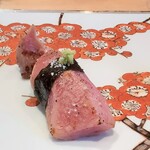 寿司栄 華やぎ - 大トロの炙り。