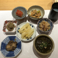 鮨 不二楼 - 真ん中は芽生姜
                      時計回りで、あん肝、鯨の囀　適当な脂があり美味、岩もずく、鮑、蟹味噌、いも焼酎に漬けた明太