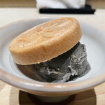 鳥おか - 黒胡麻のアイス最中