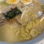 ラッキーピエロ - 塩ラーメンの麺をアップで