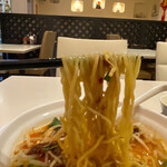 上海飯店 - 細麺（担々麺）。