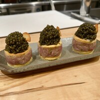 銀座 大石 - スマとニンニクのチップ キャビア乗せ