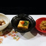 KAZUNA - お通し２種と塩煎り銀杏