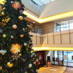 Tempura Fuku Nishi Zen To Takumi - ２階に上るエレベーターの近くには、大きなクリスマスツリーが飾られています。