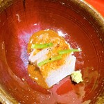 温石 - 肝ソースの橙色、蕪？の葉の緑、スルメイカの白。杉山氏曰く『ちょっと苦しいけど、クリスマスカラーにしてみました』とのこと。う〜ん、ちゅうか、アイルランドの国旗やん、アハッ\(//∇//)\