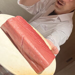 温石 - 焼津に揚がった太平洋の本鮪。下田や勝浦に揚げると五割？程度は高く取引されるのに、焼津漁師の意地で地元の港に揚げました。その心意気や良し。