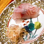 温石 - イサキです。梅雨が旬の魚ですが、この魚体は旨味が濃く、抜群にウンマイ。聞けばサスエ前田さんの指導のもと、神経〆を施す漁師さんが増えたとのこと。その成果は明らか。