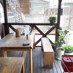 うどん かえで - テラス席は喫煙席でもある