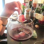 リトルバー - 氷の中のフルーツを食べようと　ホジホジ