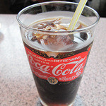 Rupan - 豊富なドリンクメニューの中から、コーラカフェ550円。
                      その名の通り、コーラと一杯立てコーヒーをミックスしたものです。香りが良く、ジャンキーさは全くないです。
                      
                      