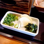 Kamameshi Megutowa - 薬味と漬物