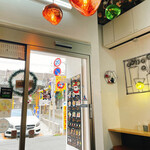 バインミー ゴンゴン - 店内から入り口