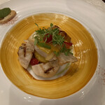 シャトー　ラ・パルム・ドール - ◉魚料理　ポアソン
      　　市場からの鮮魚うすばハギ、手長海老、帆立貝の
      　　コラボレーション
      　　海老のソースと薬草のお酒シャワー