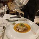 シャトー　ラ・パルム・ドール - 海老出汁のソースを掛けています　ヽ(・∀・)   濃厚な出汁でした！