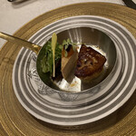 シャトー　ラ・パルム・ドール - ◉はじまりの一皿　アミューズ
      　　フォアグラのポアレ、フォアグラミルクレープ、
      　　さつまいものガレット