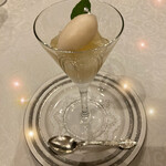 シャトー　ラ・パルム・ドール - ◉デザート前のお楽しみ
      　　レクチェのコンポート、ジュレ、ソルベと共に