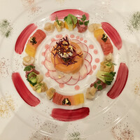 シャトー　ラ・パルム・ドール - ◉オードブル… 全景
                    　　海の幸と季節のカラフル野菜の
                    　　クリスマスリース仕立てキャビア添え
                    　　ズワイガニ、サーモン、蝦夷鮑、柿