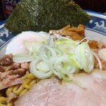兎に角 - 温玉、ネギ、メンマ、チャーシュー1枚、刻みチャーシュー、カツオ節✨