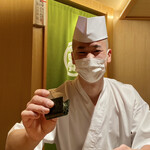 鮨 つぼみ - 鯖寿司
      川口大将のこの笑顔が素敵、お仕事中に写真を撮らせていただきました。