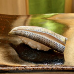 鮨 つぼみ - 天草 コハダ
      酢で締めてから3日目、しっかりと締めてますが身質に弾力がありこちらのシャリとの重なり方がとても良いです。
      コハダらしい旨味が強く、この感じが私は好きです♪