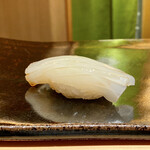 鮨 つぼみ - 出水 スミイカ
      サクッと入るこの歯触りがスミイカの魅力、フレッシュさが何より強く感じられます。
      甘みもほんのりと、スミイカも美味しい時期が長く鮨種には欠かせませんね！