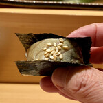 鮨 つぼみ - 鯖寿司
      大好きな鯖の棒寿司、胡麻の食感と風味に酢の効いた鯖にシャリが重なりほろ甘さもありこれは美味です♪