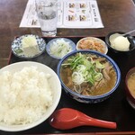 一本杉 - もつ煮定食（600円）
