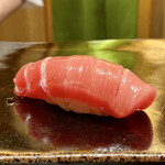 鮨 つぼみ - 気仙沼 鮪 中トロ137kg やま幸
      冬のマグロの美味しいシーズン真っ最中、そんな脂のりの強さを感じます。
      とは言ってもその脂は上品な貴婦人の様、筋も柔らかでとろけます。