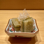 鮨 つぼみ - 子持ち昆布 黄身醤油
      鰹節の糸削りをちょんと、プチプチとした弾ける食感が耳障り良いのです♬