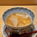 鮨 つぼみ - 帆立の茶碗蒸し
      鰹出汁に葛でとろみを付けた餡には、帆立の出汁も合わせてほんのりと甘味があります。
      寒い時には熱々の料理にホッとします♪