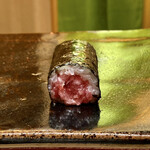 鮨 つぼみ - トロたく巻き
      一つとはいえトロたく巻きが入るコースは良いな！
      税込みで11,000円の中に、何を盛り込むのかを日々の魚と向き合う事こそ企業努力と言ったものですね。
      これからもこの価格維持で是非に！