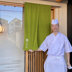 鮨 つぼみ - 川口大将に写真掲載許可をいただきました。
      31歳の若者が握るお鮨、良かったです♪
      終始話しに耳を傾けていただき、ありがとうございました。
      この先がとても楽しみな方です。
      ごちそうさまでした(^^)v