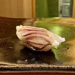 鮨 つぼみ - 追加：千葉 カマス炙り
      カマスはやや水っぽい身質、そこを炙る事で少し締まり味わいも良くなりますね♪
      皮目の独特な香りと程よい脂のり、旨味もあり美味しいです♪