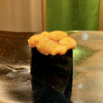 鮨 つぼみ - 濱中 馬糞ウニ
      厚岸の小川のウニです。
      ミョウバンは感じますが嫌な風味ではなく、ウニの甘みが勝り海苔の風味と共に鼻を抜ける感じが心地良いです♪