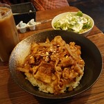 トムズカフェ - ランチセット(スタミナ丼、サラダ&ドリンク付)