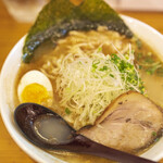 麺や七福 - 期間・提供数限定「節白湯ラーメン」（940円）。