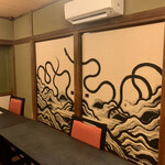 髙橋屋 - お座敷♡
      襖絵に描かれている大川原を力強く泳ぐ
      大うなぎ（鰻）の姿が、素晴らしいですね