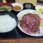 肉料理の店 松の家 - 牛赤身ミニステーキ定食