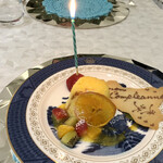 byebyeblues TOKYO - 羊リコッタチーズのセミフレッド
            オレンジソース 季節のフルーツ
            誕生日なのでキャンドルを添えてくれました