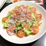三酉屋 - しらすと桜えびのサラダ638円