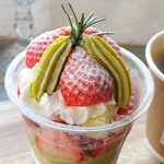 プリズム - ■ホリデーパルフェ『ストロベリーショートケイクwithピスタチオ』(R4.12月24日、25日限定)