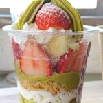 プリズム - ■ホリデーパルフェ『ストロベリーショートケイクwithピスタチオ』(R4.12月24日、25日限定)