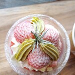 プリズム - ■ホリデーパルフェ『ストロベリーショートケイクwithピスタチオ』(R4.12月24日、25日限定)