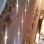 コンテンポラリー1684 - 天井に新聞が貼ってあって遊んでていい