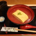 つきじ芳野吉弥 - お椀に出汁が注がれている卵焼き