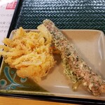 はなまるうどん -  4種野菜かき揚げ 140円とちくわ磯辺揚げ 110円