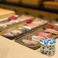 鮨 銀座 おのでら - ネタをカット中...