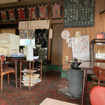 三浦食堂 - 変わらない店内、煙突が壁を突き抜けるダルマストーブも健在だ
