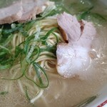 江ちゃんラーメン - 叉焼と…スープにはうっすら膜が…(^q^)