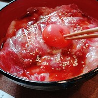 熟成焼肉 あらた - 極みあらた丼　たまごを割り